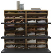 Vorderansicht eines XL-Schuhschranks mit mehreren Fächern, gefüllt mit verschiedenen Schuhen; oben dekoriert mit Vasen und Büchern.