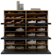 Vooraanzicht van een XL-schoenenkast met meerdere vakken, gevuld met verschillende schoenen; bovenaan versierd met vazen en boeken.