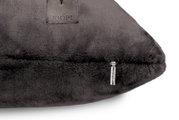 Close-up van een grijze, zachte kussenhoes met ritssluiting en logodetail, gezien vanaf de zijkant