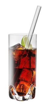 Ein Glas mit einem klaren Trinkhalm, gefüllt mit einem kohlensäurehaltigen Getränk und Eiswürfeln, garniert mit einer Limettenscheibe. Perspektive von der Seite.