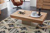 Moderner Couchtisch aus Holz mit dekorativen Gegenständen, fotografiert aus einer leicht erhöhten Perspektive.