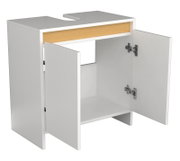 Weißer Waschbecken-Unterschrank mit Aussparung für den Siphon, zwei geöffneten Türen und sichtbaren Metallscharnieren, Innenraum mit Holzoptik-Leiste, freigestellt auf weißem Hintergrund, Perspektive: schräg von vorne rechts.