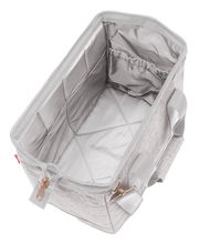 Innenansicht einer grauen Tasche mit Reißverschluss und Tragegriffen, von oben fotografiert.