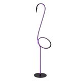 Moderne Stehlampe mit geschwungenem Design und lila Licht, seitliche Perspektive