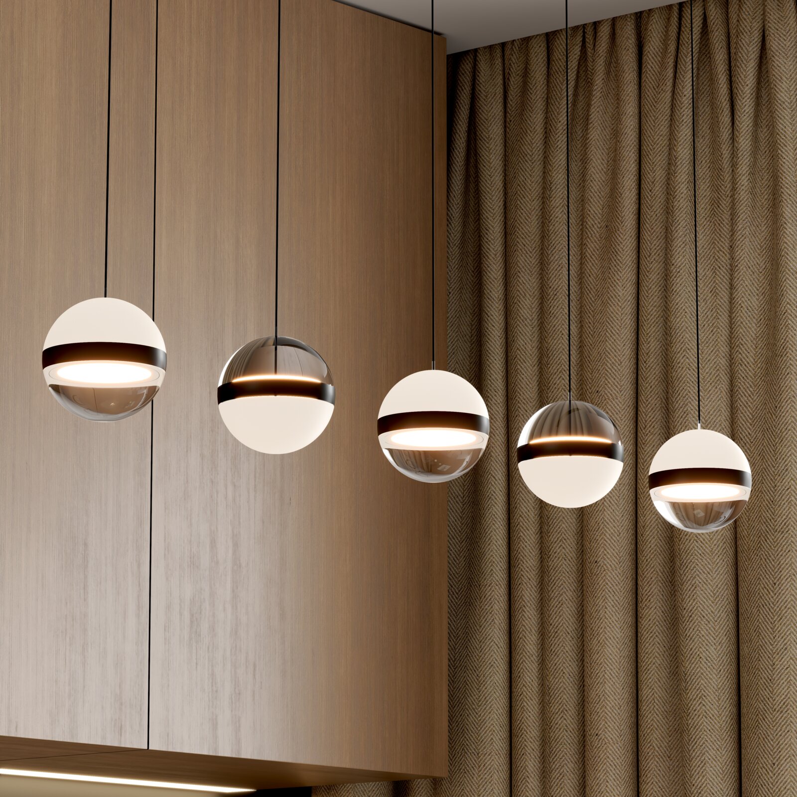 Moderne Pendelleuchten mit kugelförmigem Glas-Schirm in Weiß und Rauchgrau, in Reihe aufgehängt vor Holzverkleidung und Vorhang, seitliche Perspektive