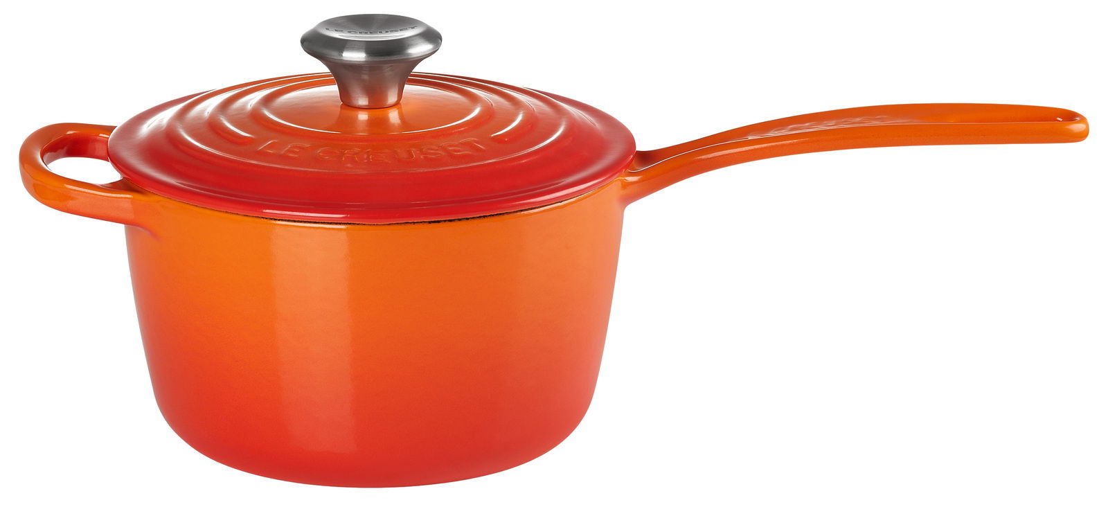 Orangefarbene Stielkasserolle mit Deckel und langem Griff, seitliche Perspektive