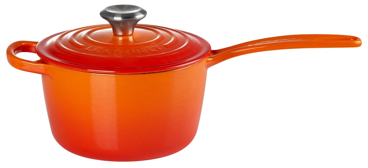 Orangefarbene Stielkasserolle mit Deckel und langem Griff, seitliche Perspektive