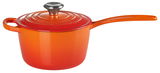 Orangefarbene Stielkasserolle mit Deckel und langem Griff, seitliche Perspektive