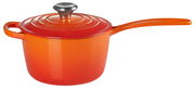 Orangefarbene Stielkasserolle mit Deckel und langem Griff, seitliche Perspektive