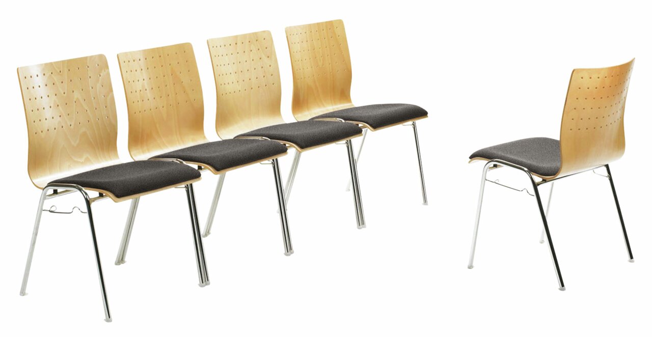Fünf Stapelstühle mit Holzrückenlehne und gepolstertem Sitz, seitliche Perspektive