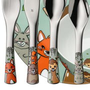 Kinderbesteck-Set mit Waldtieren, bestehend aus Löffeln und Gabeln mit bunten Tiermotiven wie Fuchs, Hase und Bär, aus der Vorderansicht.
