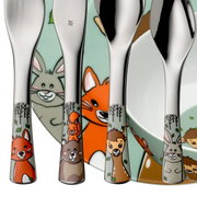 Kinderbestekset met bosdieren, bestaande uit lepels en vorken met kleurrijke dierenmotieven zoals een vos, een haas en een beer, gezien van voren.