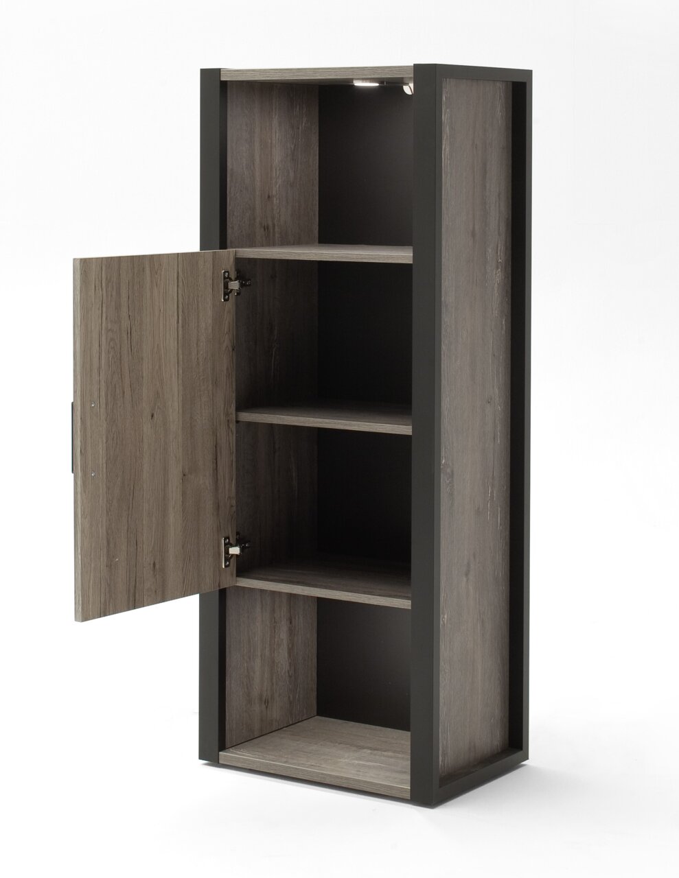 Hochschrank mit offener Tür, drei Regalböden und moderner Holzoptik, seitliche Perspektive