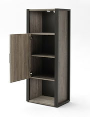 Hochschrank mit offener Tür, drei Regalböden und moderner Holzoptik, seitliche Perspektive