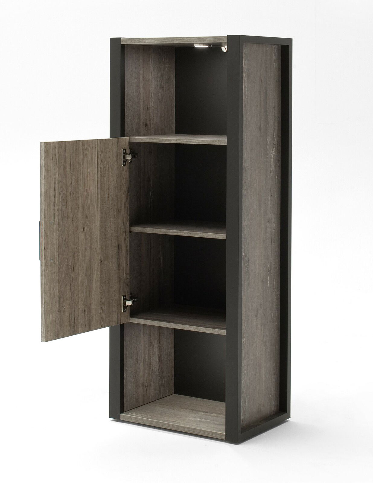 Hochschrank mit offener Tür, drei Regalböden und moderner Holzoptik, seitliche Perspektive