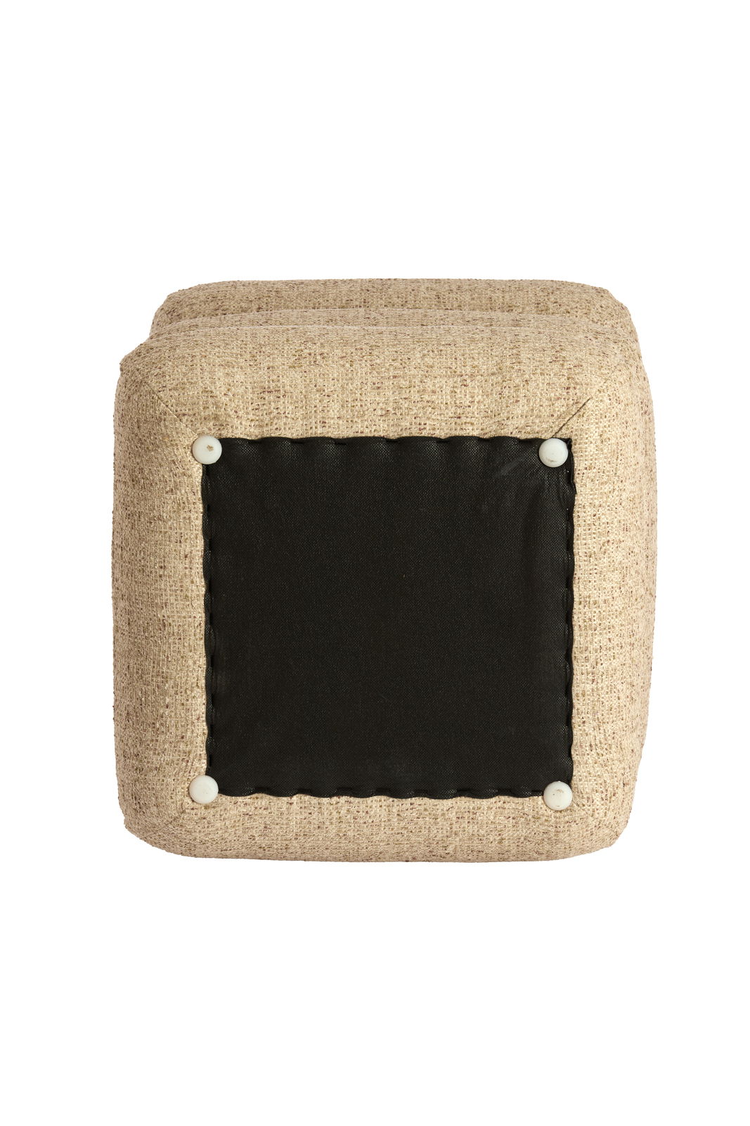 Unteransicht eines beige Sitzpuffs mit schwarzem Boden und weißen Knöpfen an den Ecken.
