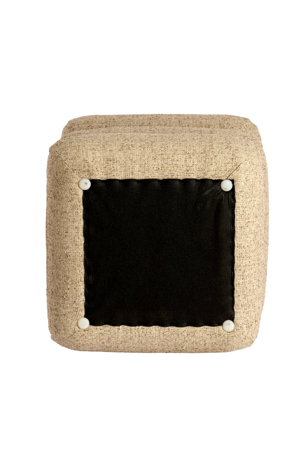 Unteransicht eines beige Sitzpuffs mit schwarzem Boden und weißen Knöpfen an den Ecken.