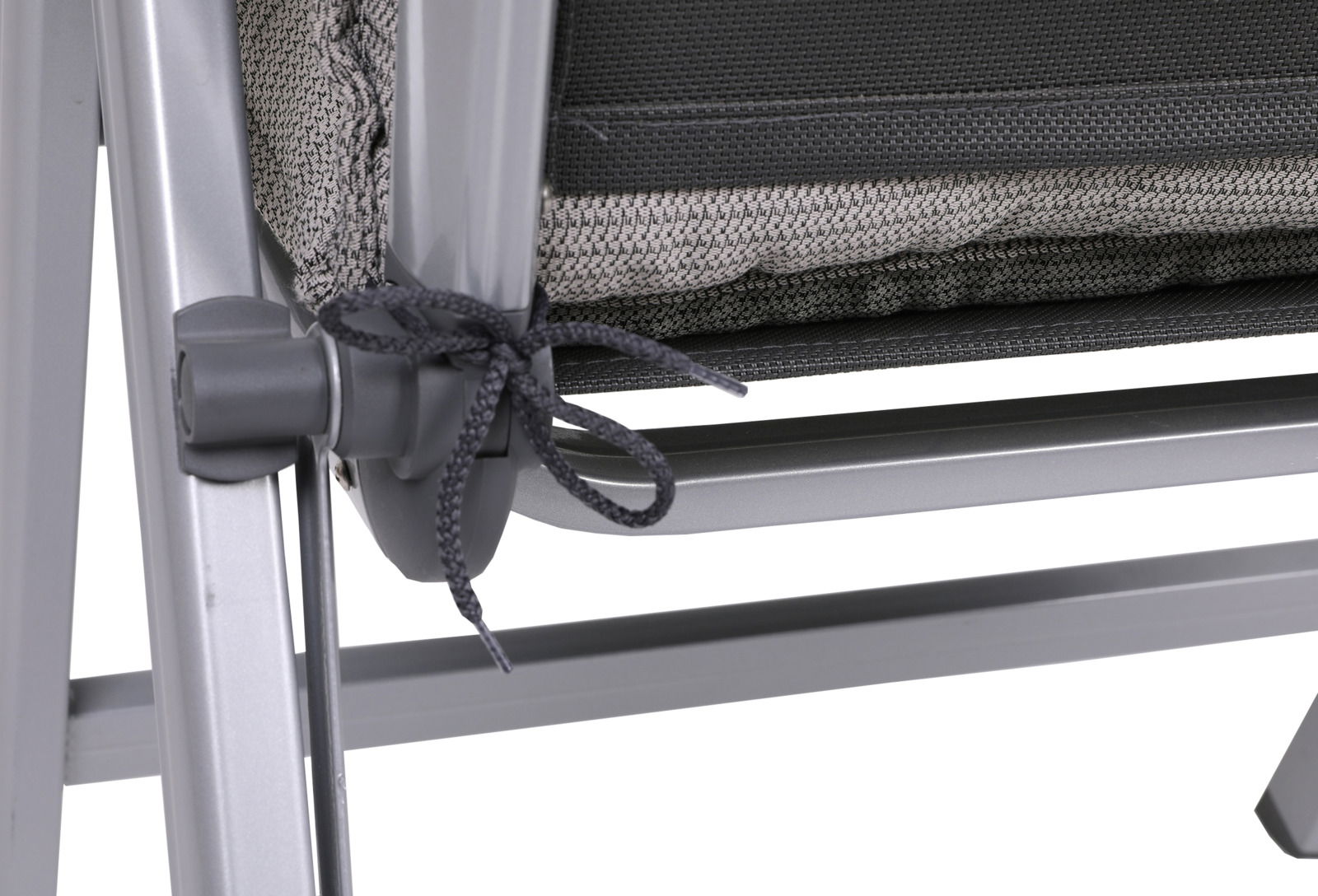 Nahaufnahme eines Stuhls mit grauem Gestell und gepolsterter Auflage, seitliche Perspektive.