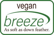 Logo mit der Aufschrift 'vegan breeze' und dem Slogan 'As soft as down feather', grüne und braune Schrift auf weißem Hintergrund, frontal betrachtet.