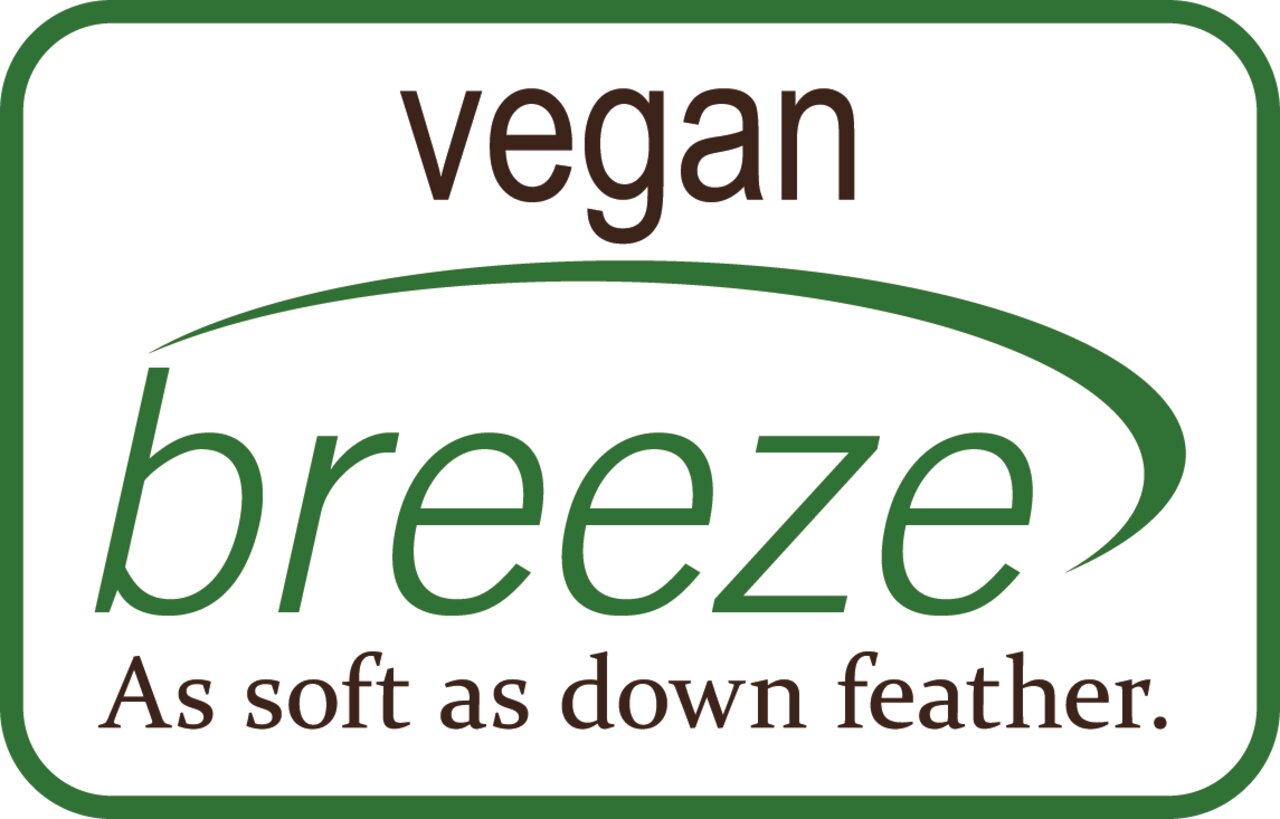 Logo mit der Aufschrift 'vegan breeze' und dem Slogan 'As soft as down feather', grüne und braune Schrift auf weißem Hintergrund, frontal betrachtet.