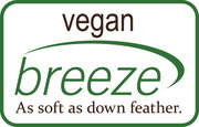 Logo mit der Aufschrift 'vegan breeze' und dem Slogan 'As soft as down feather', grüne und braune Schrift auf weißem Hintergrund, frontal betrachtet.