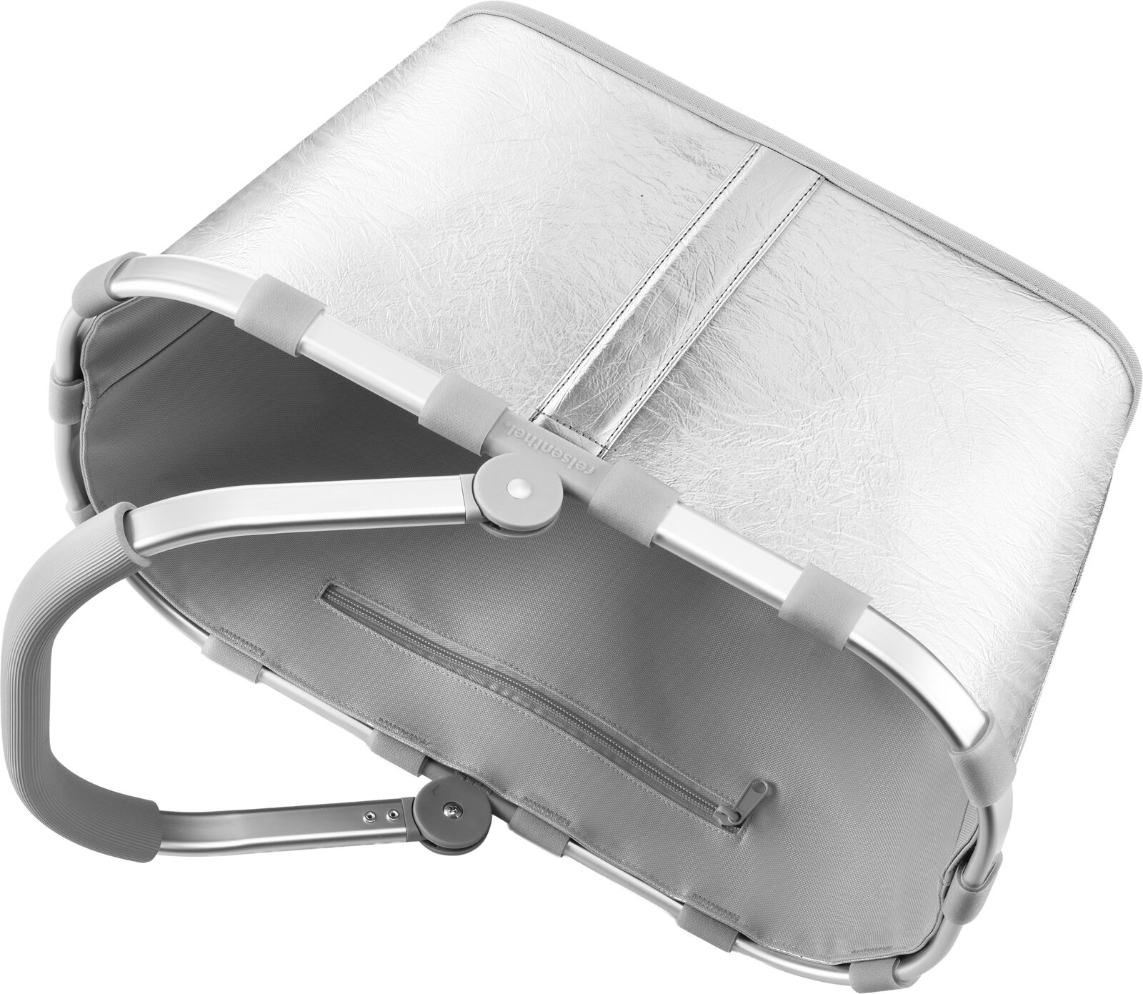 Silberne Reisenthel Einkaufstasche mit Aluminiumrahmen, Reißverschlussfach und Tragegriff, schräg von oben in Seitenansicht fotografiert