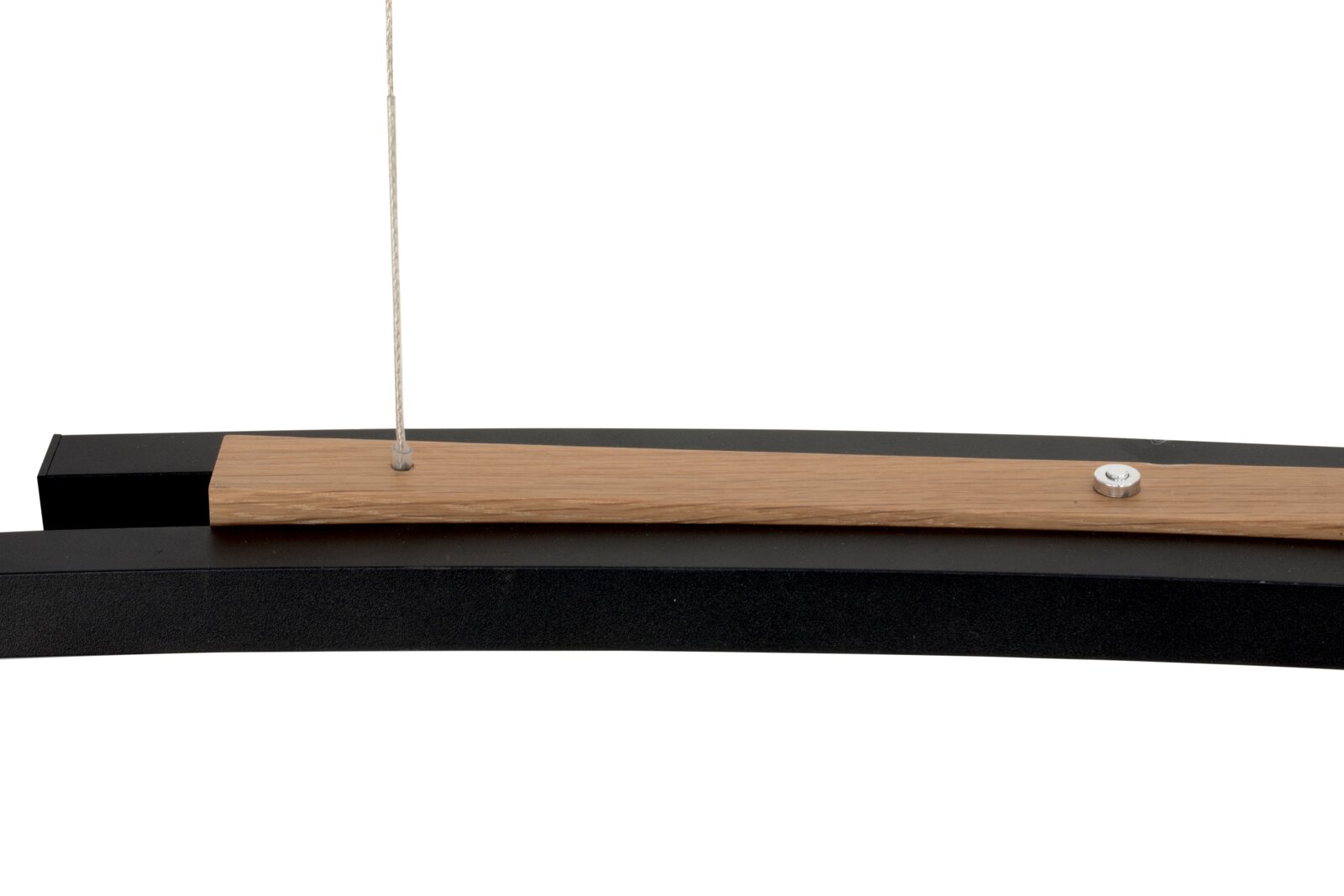 Detailansicht einer schwarzen, gebogenen Hängeleuchte mit Holzleiste und Aufhängungskabel, Perspektive: Nahaufnahme von der Seite