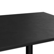 Nahaufnahme eines schwarzen Stehtisches aus seitlicher Perspektive