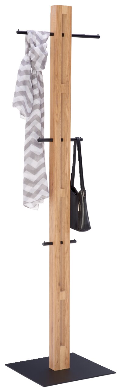 Moderne hanger uit hout met een zwarte metalen voet, hier van voren afgebeeld. Voorzien van meerdere haken waaraan een sjaal en een tas hangen.