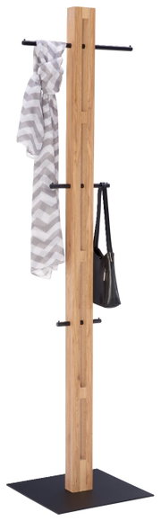 Moderne hanger uit hout met een zwarte metalen voet, hier van voren afgebeeld. Voorzien van meerdere haken waaraan een sjaal en een tas hangen.