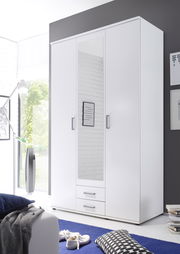 Moderner dreitüriger Drehtürenschrank in Weiß mit Spiegel in der Mitte, zwei Schubladen unten und silbernen Griffen, seitliche Perspektive