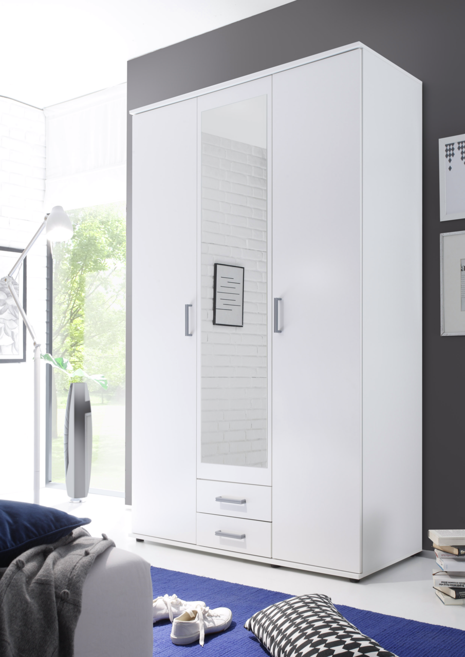 Moderner dreitüriger Drehtürenschrank in Weiß mit Spiegel in der Mitte, zwei Schubladen unten und silbernen Griffen, seitliche Perspektive