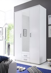 Moderner dreitüriger Drehtürenschrank in Weiß mit Spiegel in der Mitte, zwei Schubladen unten und silbernen Griffen, seitliche Perspektive