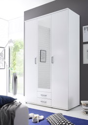 Moderner dreitüriger Drehtürenschrank in Weiß mit Spiegel in der Mitte, zwei Schubladen unten und silbernen Griffen, seitliche Perspektive
