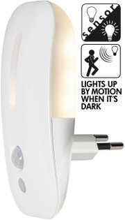 Weißes LED-Nachtlicht für die Steckdose mit Bewegungs- und Dämmerungssensor, seitliche Ansicht (3/4-Perspektive) mit warmweiß leuchtender Lichtfläche und Eurostecker.