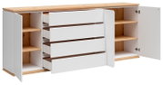 Weißes Sideboard mit Holzplatte und Holzsockel, mittig vier ausgezogene Schubladen und seitlich geöffnete Türen mit Einlegeböden, Perspektive: frontale Ansicht leicht schräg von vorn