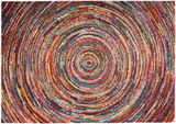 Bunte, runde Teppichansicht von oben mit konzentrischen Kreisen in verschiedenen Farben.