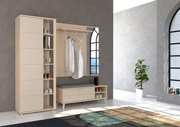 Moderne Garderobeneinrichtung in heller Holzoptik mit Schrank, Spiegel, Garderobenpaneel und Sitzbank, seitliche Perspektive.