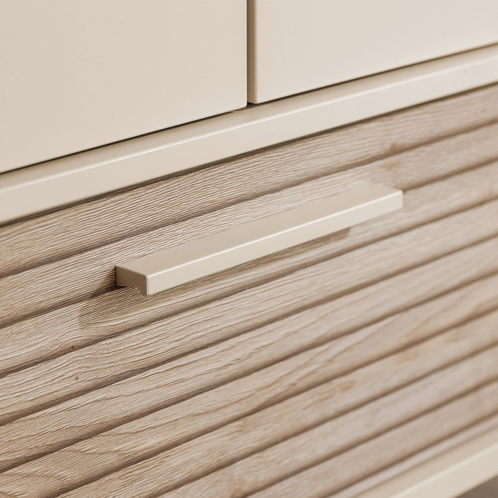 Nahaufnahme eines Kleiderschranks mit Holzstruktur und modernem Griff, seitliche Perspektive