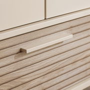 Nahaufnahme eines Kleiderschranks mit Holzstruktur und modernem Griff, seitliche Perspektive