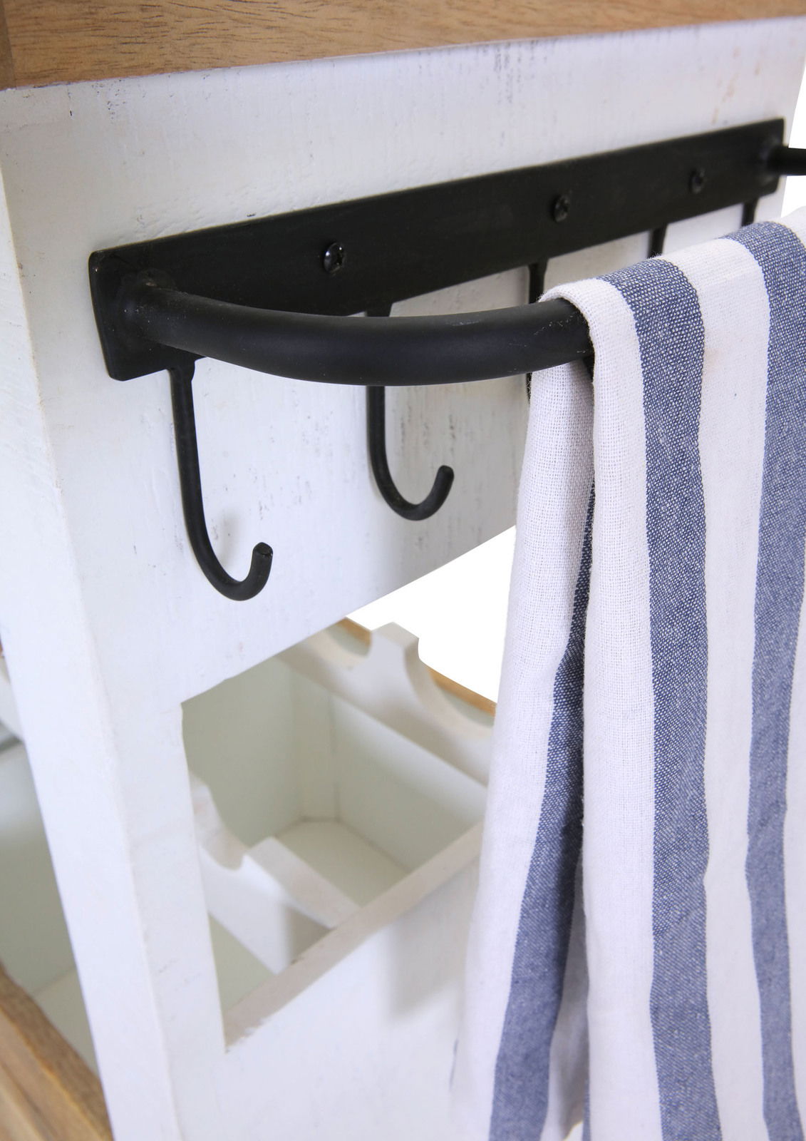 Nahaufnahme eines weißen Barwagens mit schwarzem Handtuchhalter und gestreiftem Handtuch, seitliche Perspektive.