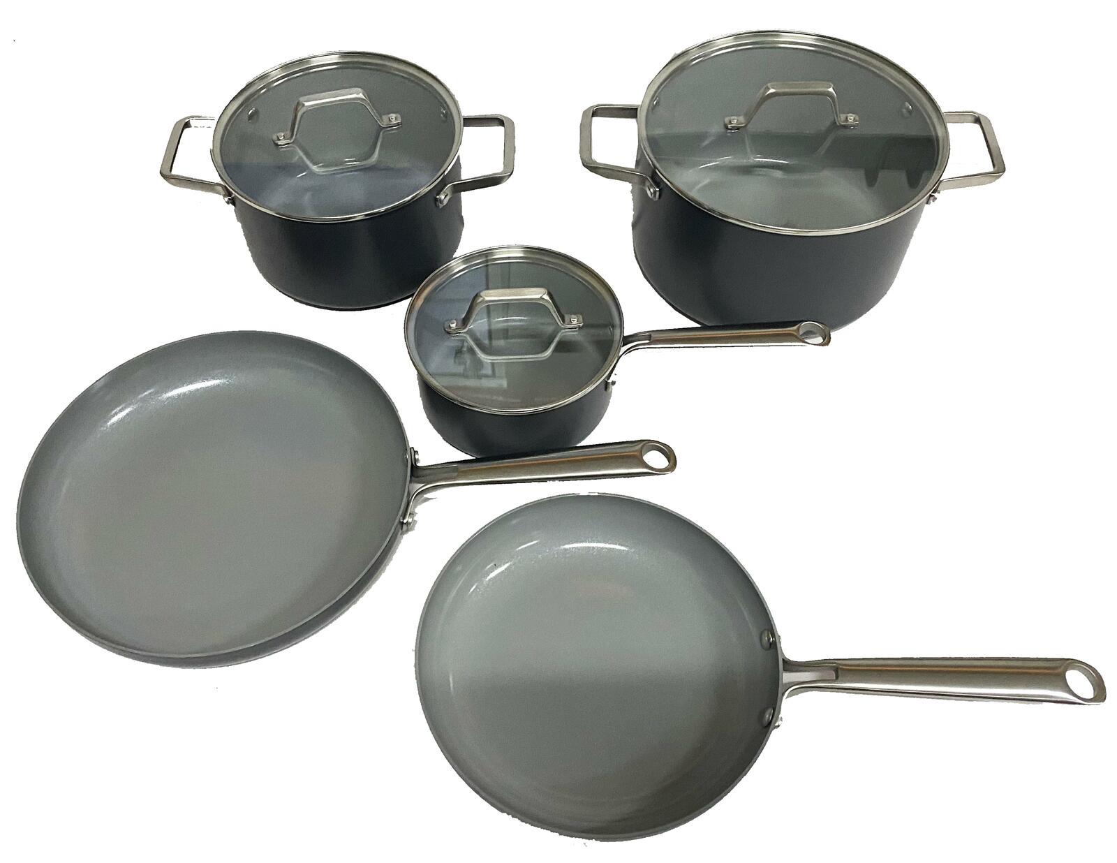 Kochtopfset bestehend aus zwei Töpfen mit Glasdeckeln und zwei Pfannen, aus der Vogelperspektive fotografiert.