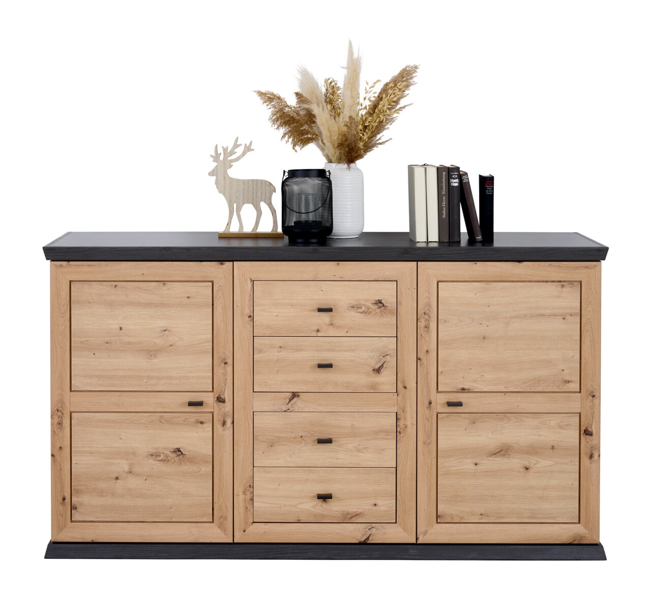Frontale Ansicht eines Sideboards aus Holz mit zwei Türen und drei Schubladen in der Mitte, dekoriert mit einem Hirsch, einer Vase mit getrockneten Gräsern und Büchern.