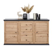 Frontale Ansicht eines Sideboards aus Holz mit zwei Türen und drei Schubladen in der Mitte, dekoriert mit einem Hirsch, einer Vase mit getrockneten Gräsern und Büchern.