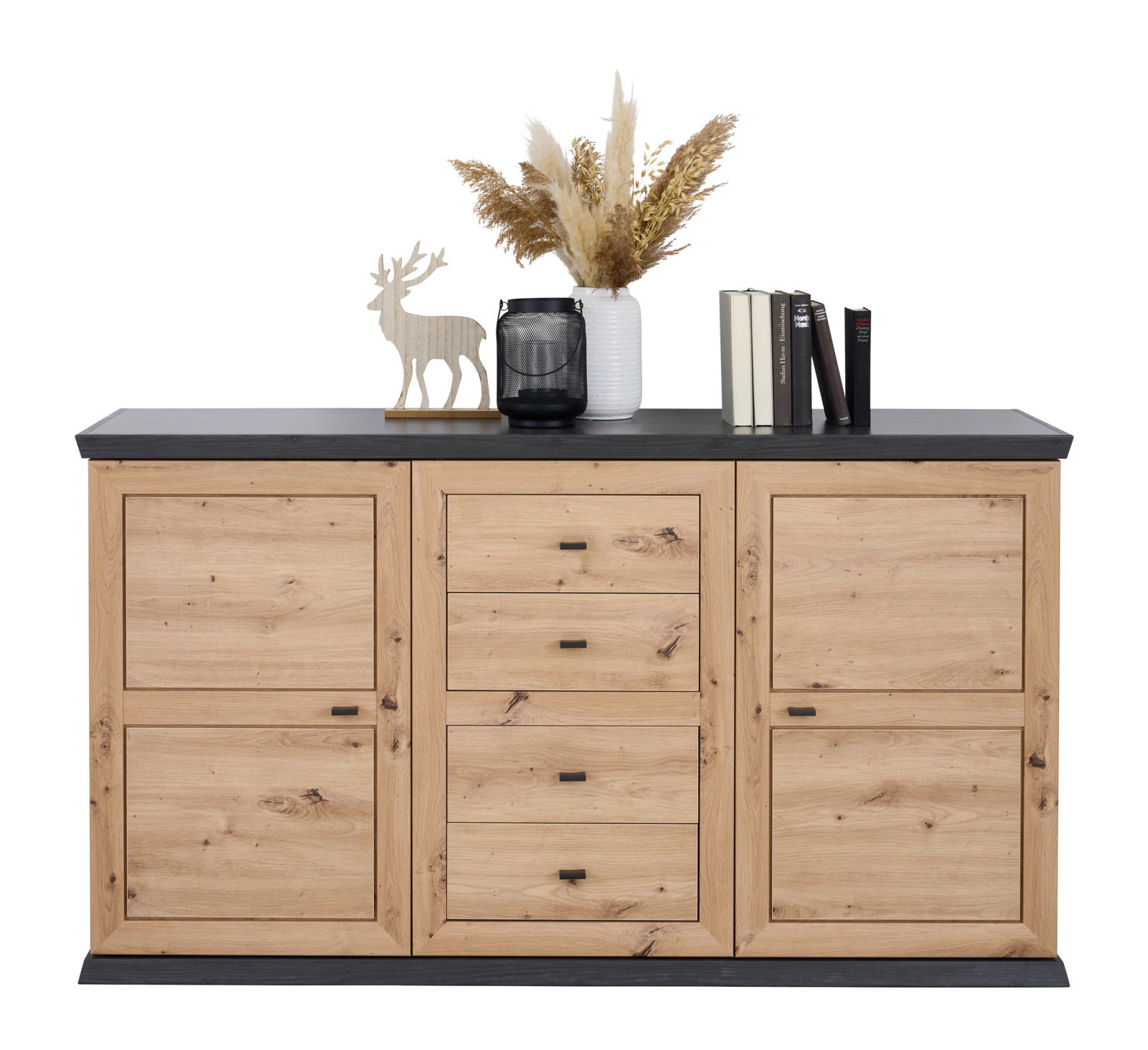 Frontale Ansicht eines Sideboards aus Holz mit zwei Türen und drei Schubladen in der Mitte, dekoriert mit einem Hirsch, einer Vase mit getrockneten Gräsern und Büchern.