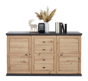 Frontale Ansicht eines Sideboards aus Holz mit zwei Türen und drei Schubladen in der Mitte, dekoriert mit einem Hirsch, einer Vase mit getrockneten Gräsern und Büchern.