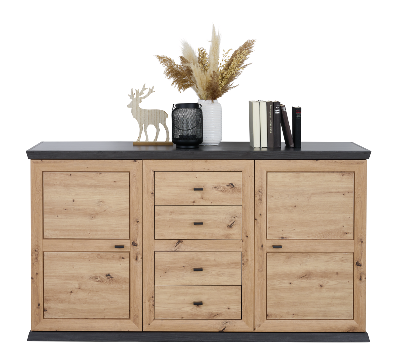 Frontale Ansicht eines Sideboards aus Holz mit zwei Türen und drei Schubladen in der Mitte, dekoriert mit einem Hirsch, einer Vase mit getrockneten Gräsern und Büchern.