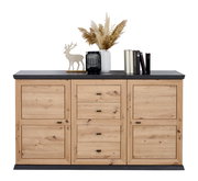 Frontale Ansicht eines Sideboards aus Holz mit zwei Türen und drei Schubladen in der Mitte, dekoriert mit einem Hirsch, einer Vase mit getrockneten Gräsern und Büchern.