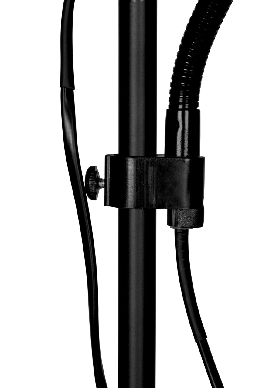 Close-up van een zwarte voet van een staande lamp, met kabel en bevestigingsmaterialen.