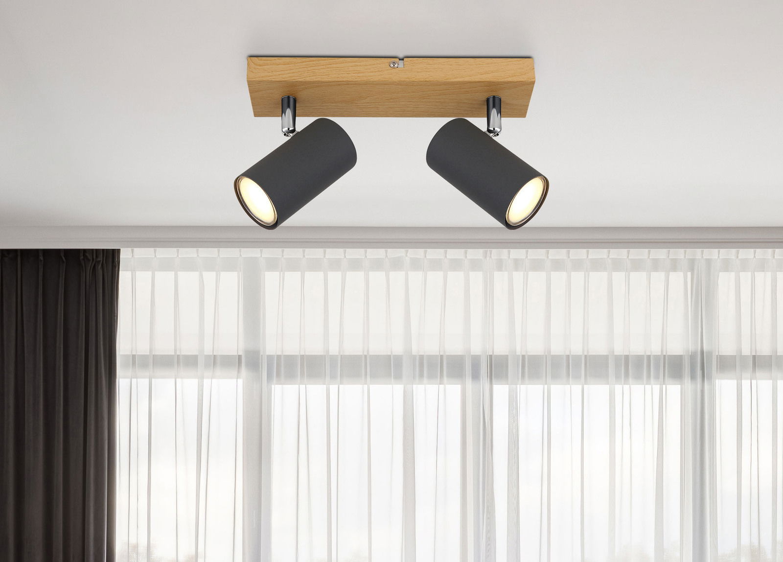 Globo Lighting Strahler 2-flg. ROBBY Deckenstrahler aus Metall in Graphit dunkel mit zwei verstellbaren Leuchten, montiert auf einer Holzplatte, Perspektive von unten.